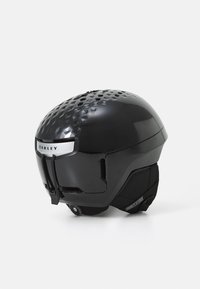 Zwarte skihelmet met een geometrisch gestructureerd oppervlak, ventilatieopeningen en een zilveren merkl logo. Beschikt over verstelbare banden en een slank ontwerp.
