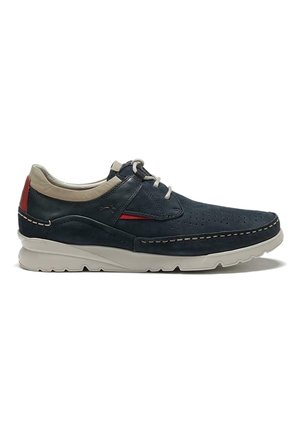 Scarpa in pelle blu scuro con design perforato, dettagli crema, particolari rossi e suola in gomma bianca. Include chiusura con lacci e cuciture.
