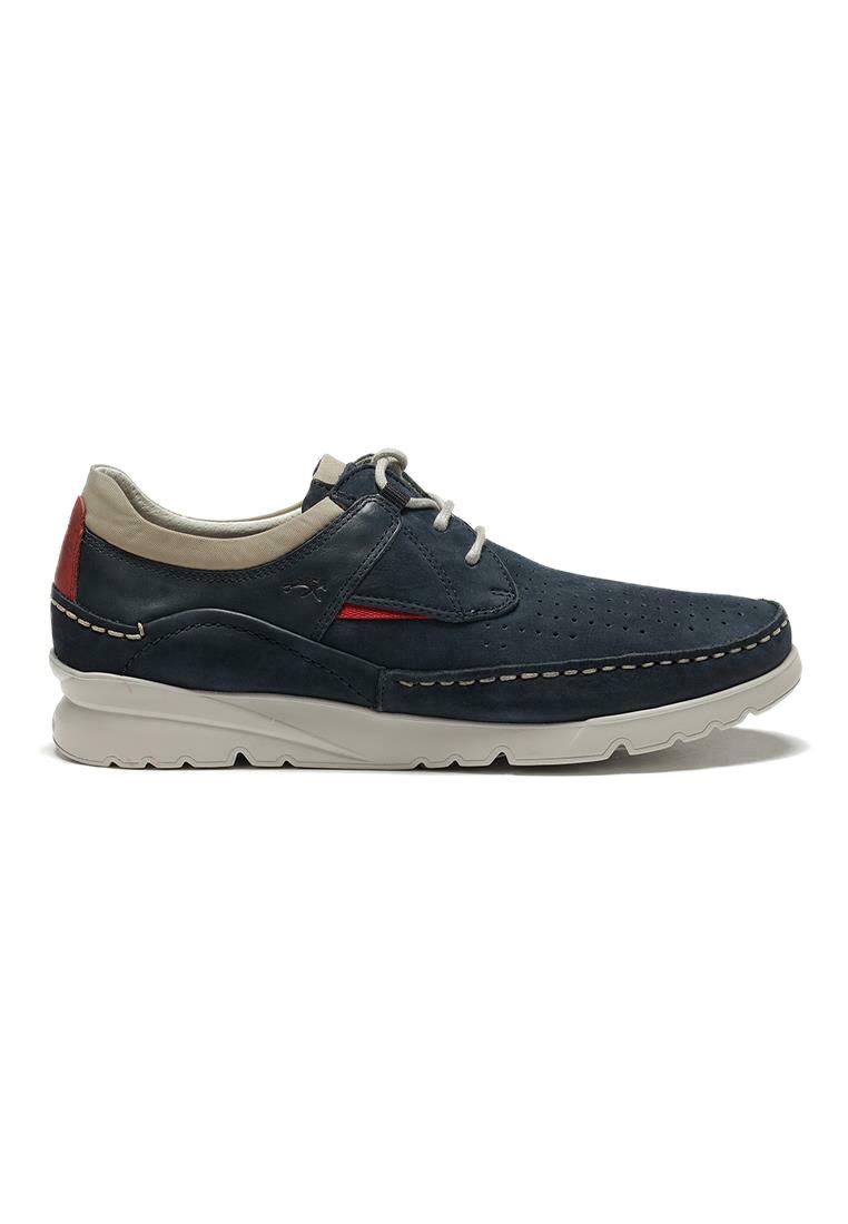 Scarpa in pelle blu scuro con design perforato, dettagli crema, particolari rossi e suola in gomma bianca. Include chiusura con lacci e cuciture.