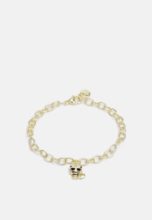 Goldenes Kettenarmband mit einem kleinen katzenförmigen Charm, der schwarze Sonnenbrillen trägt und in sitzender Pose auf weißem Hintergrund zu sehen ist.