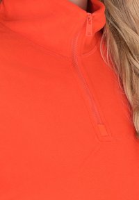 Fleece anyagú, félig cipzáras pulóver élénk narancssárga színben, puha tapintással és rövid cipzárral a gallérnál. Minták vagy díszítések nem láthatók.