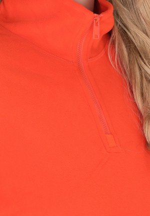 Fleece anyagú, félig cipzáras pulóver élénk narancssárga színben, puha tapintással és rövid cipzárral a gallérnál. Minták vagy díszítések nem láthatók.