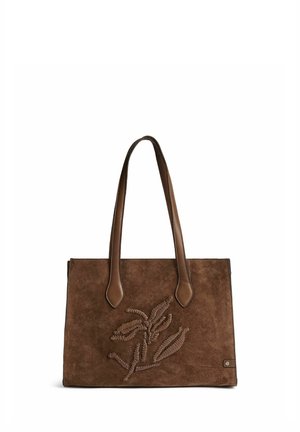 Sac cabas en daim marron avec deux anses en cuir et motif de feuille brodé sur le devant sur fond blanc.