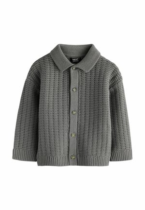 Cardigan tricoté gris pour enfants avec col, manches longues, fermeture boutonnée sur le devant et motif côtelé vertical texturé.