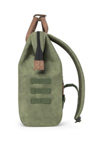 Zaino in tela verde con accento in pelle marrone, chiusura a zip e tre cinturini in tessuto verticali sul davanti. Spallacci imbottiti.