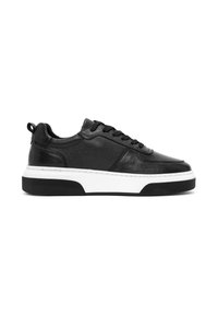 Zwarte leren sneaker met een gestructureerde afwerking, witte tussenzool en zwarte rubberen buitenzool. Voorzien van ronde veters en een lus aan de achterkant voor gemakkelijk aan- en uittrekken.