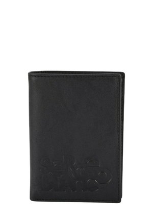 Portefeuille en cuir noir avec du texte embossé à l'avant, présentant une texture lisse et une forme rectangulaire. Détails de couture le long des bords.