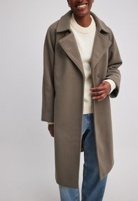 MIT GÜRTEL - Klasikinis paltas - taupe