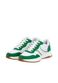 Baskets blanches et vertes avec une combinaison de cuir lisse et de daim, dotées d'un bout rond, d'un laçage et d'une semelle en caoutchouc texturé.