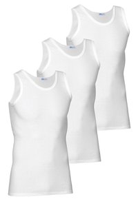 Tre hvide bomulds tanktops med dyb udskæring og brede stropper, der har en glat struktur og minimal syning.