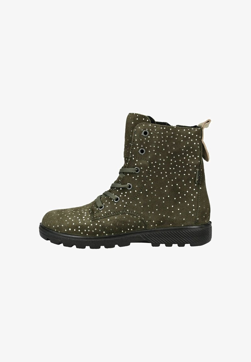 Olivově zelené semišové kotníkové boty se stříbrnými puntíky, kulatou špičkou, šněrováním a černou gumovou podrážkou s trakčním vzorkem. Dekorativní zadní poutko.