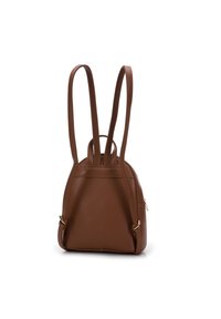Hnědý kožený batoh s dvěma nastavitelnými popruhy, strukturovaným tvarem a jemným prošíváním. Obsahuje postranní zipovou kapsu a zlaté kovové detaily.