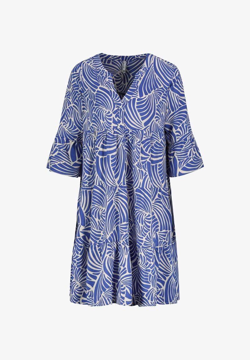 Blau gemustertes Kleid mit V-Ausschnitt, ausgestellten Ärmeln und einem gestuften Design, das mit einem weißen, organischen Blattmuster auf einem weichen Stoff verziert ist.