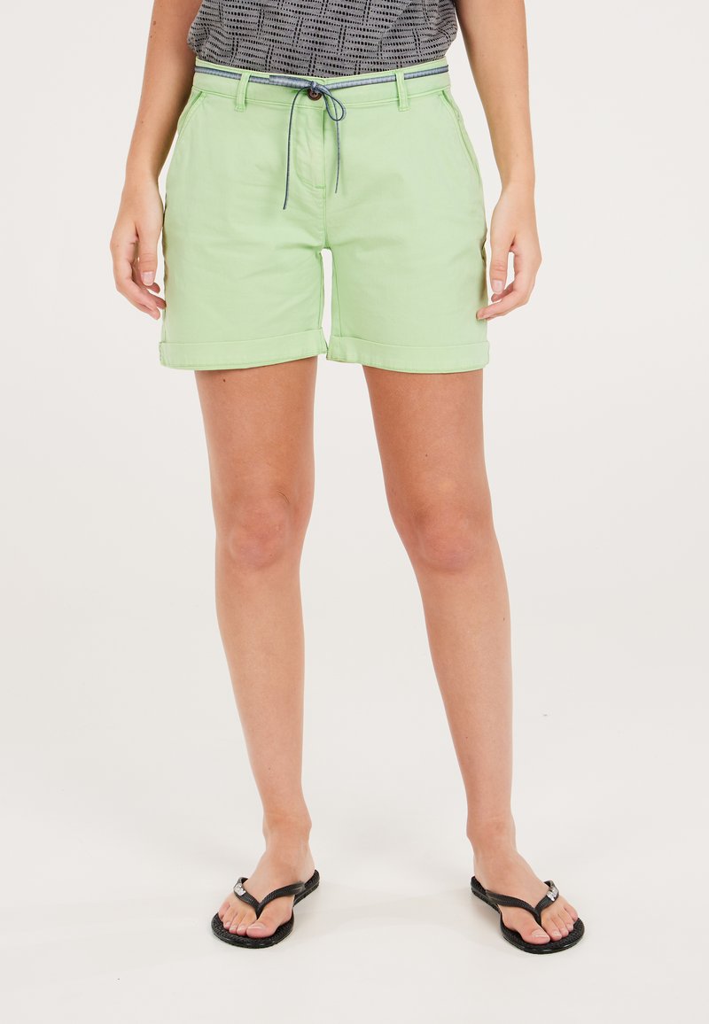 Lichtgroene katoenen shorts met een opgerolde zoom, voorzien van zijzakken en een tailleband met trekkoord met een contrasterend detail.