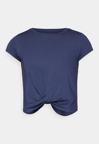 Camiseta de manga corta azul marino con cuello redondo y detalle de nudo retorcido en el dobladillo frontal, fabricada en un tejido suave y liso.