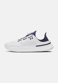 Scarpe sportive con una tomaia bianca perforata, dettagli blu navy, chiusura con lacci regolabile e suola bianca texturizzata. Design leggero.