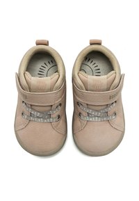 Zapatos de cuero marrón claro con cordones de textil gris y acentos beige. Presentan una correa de velcro y una plantilla con patrón. Diseño de punta redondeada.