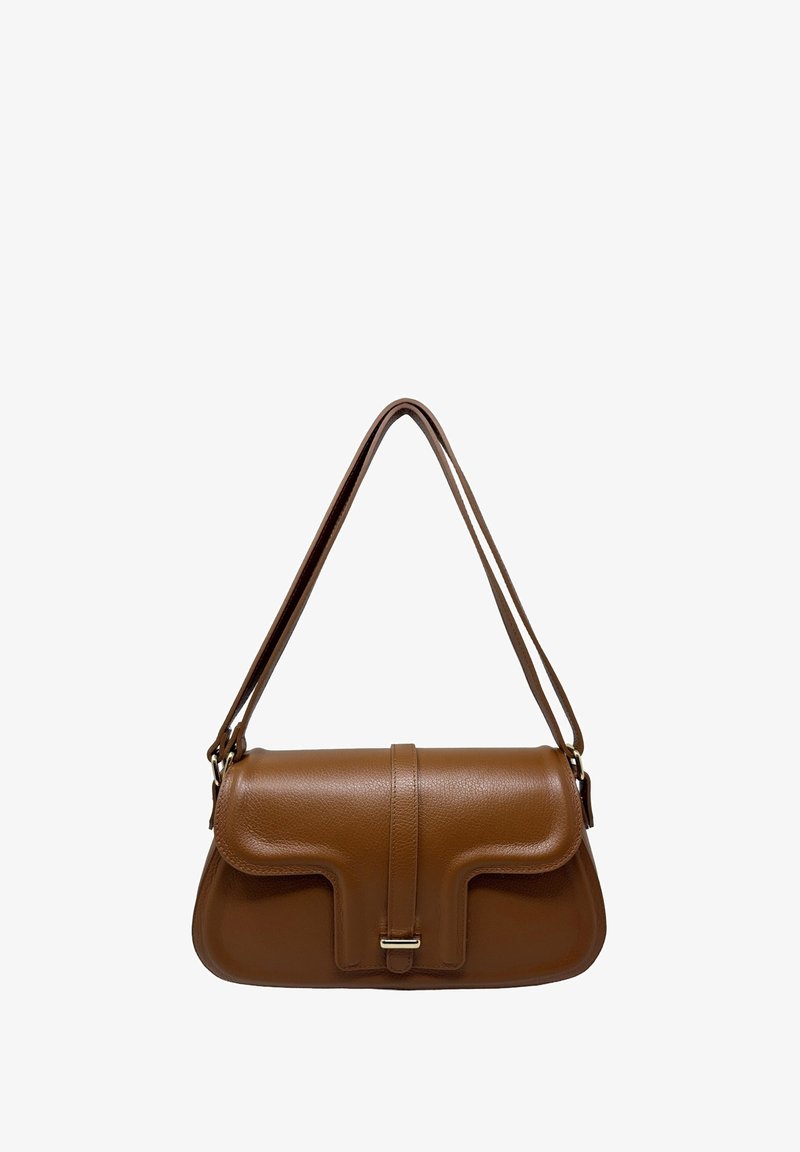 Sac à épaule en cuir marron avec un rabat incurvé, une sangle centrale et deux fines bretelles sur fond blanc.