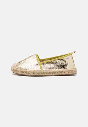 Flad slip-on espadrille med metalisk guld, krokodilletekstureret overdel og beige juttesål med grøn kant rundt om åbningen.