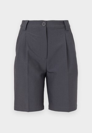 Pantalones cortos grises a medida con pliegues, cierre de botón y bolsillos laterales. Hechos de una tela suave y ligera con un ajuste estructurado.