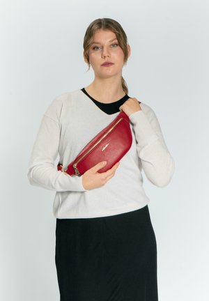 Bolso bandolera de cuero rojo con acabado texturizado, cremallera dorada y diseño elegante. Se lleva cruzado para mayor comodidad.