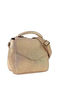 Petit sac à main doré brillant avec poignée supérieure, fermeture à rabat et bandoulière réglable sur fond blanc.