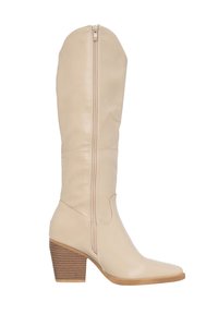 Bota de cuero beige hasta la rodilla con punta afilada, cremallera lateral, tacón de madera texturizada y detalles de costura de estilo western.