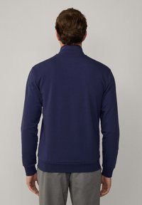 Maglione a pullover blu navy con colletto alto, maniche lunghe e vestibilità comoda. Tessuto morbido e polsini elastici ai polsi e all'orlo.