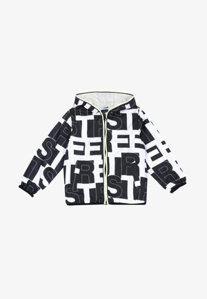 Schwarz-weiße Kapuzenjacke mit durchgehendem Reißverschluss, elastischen Bündchen und kräftigen überlappenden Buchstaben, die ein abstraktes Muster über den Stoff bilden.