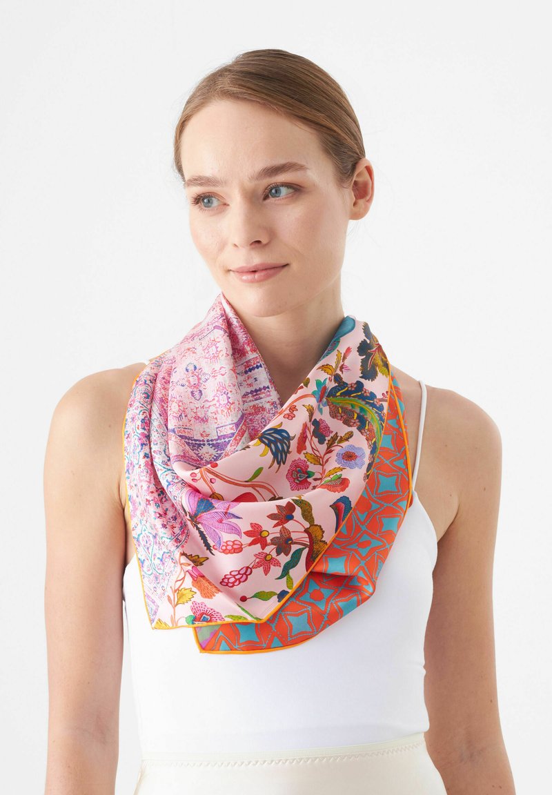Sjaal van zijde met een bloemenpatroon en accenten in roze, oranje en blauw. De gedraaide drape toont ingewikkelde ontwerpen en levendige kleuren.