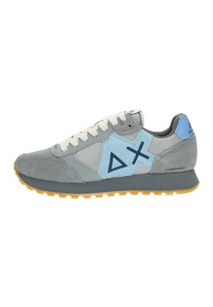Sneaker grigi con accenti in suede blu e un logo geometrico. Presentano lacci bianchi, una suola testurizzata e un tab sul tallone di un blu chiaro.