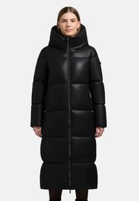 Sorte lang quilted puffer coat med høj krave, god lukning foran og sidelommer; blank finish og ankel længde.