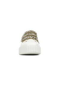 Sneaker basse avec une semelle en caoutchouc blanche. La tige présente des sangles en tissu à motifs beige et marron. Bout arrondi, semelle texturée.