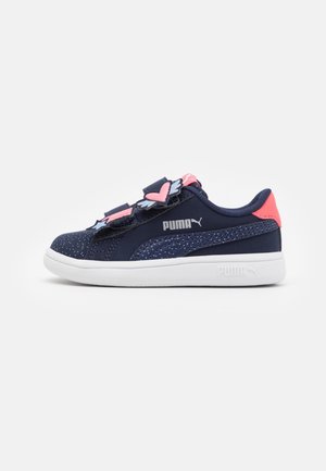 Marineblaue Turnschuhe mit weißen Sohlen, mit pinken und blauen Klettverschlüssen in Herzform und perforierten Details an den Seiten. Puma-Logo sichtbar.