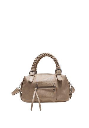 Sac à main en cuir beige avec poignées tressées, poche avant zippée et bandoulière latérale réglable sur fond blanc.