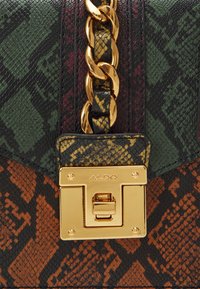 Borsa a tracolla multicolore con texture, caratterizzata da una catena dorata, motivi a stampa di serpente e una chiusura con lucchetto dorato con logo del brand embossato.