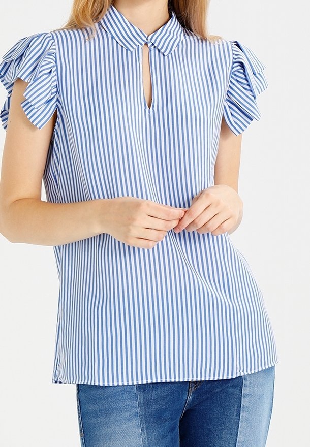 Modrá a bílá pruhovaná blůza s límečkem, otvorem ve tvaru klíče a volánkovými krátkými rukávy. Lehká látka s hladkou texturou.