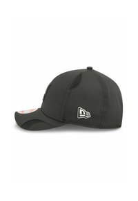 Schwarze Baseballmütze aus glattem Stoff mit Netzseitenteilen, besticktem Logo auf der Vorderseite und einem gebogenen Schirm.