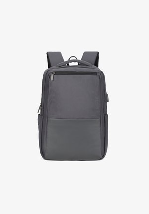 Sac à dos gris avec un devant en tissu texturé, un panneau inférieur lisse, des bretelles rembourrées ajustables, une poignée supérieure et des compartiments zippés.