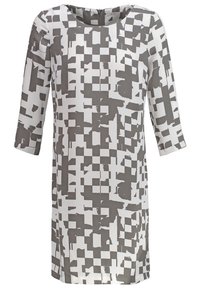 Robe blanche à manches trois-quarts avec un motif abstrait gris en blocs et un col rond avec fermeture éclair au dos.
