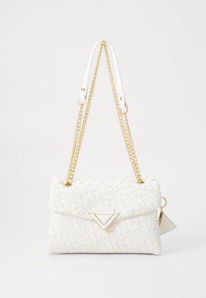 Borsa a spalla in pelle intrecciata bianca con catene dorate e chiusura triangolare dorata su uno sfondo semplice.