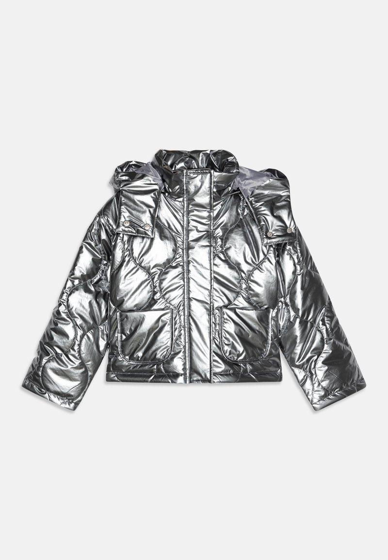 Veste matelassée argentée métallique avec un col montant, de grandes poches et un design matelassé. Le style présente une silhouette ajustée et une capuche.