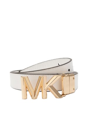 Cintura bianca in pelle con fibbia lucida color oro con logo "MK". Presenta una fodera interna testurizzata e fori regolabili per la vestibilità.