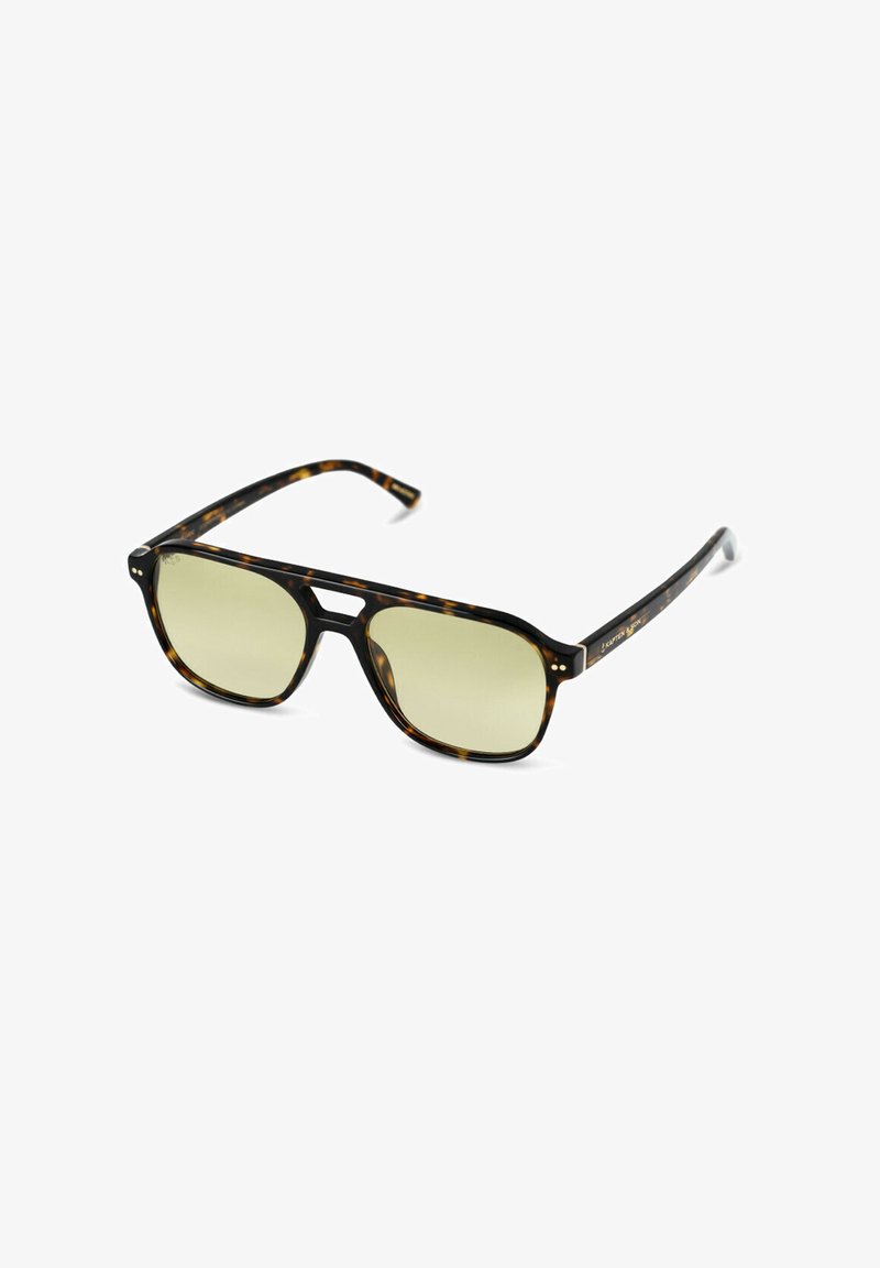 Occhiali da sole tartaruga con forma rettangolare, lenti con tonalità verde e montatura in acetato decorata. Presentano dettagli metallici vicino alle lenti.