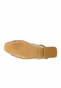 Scarpa beige con tacco a blocco e apertura sul retro. superiore in pelle liscia, suola piatta e testurizzata. Logo impresso all'interno. Misura 37.