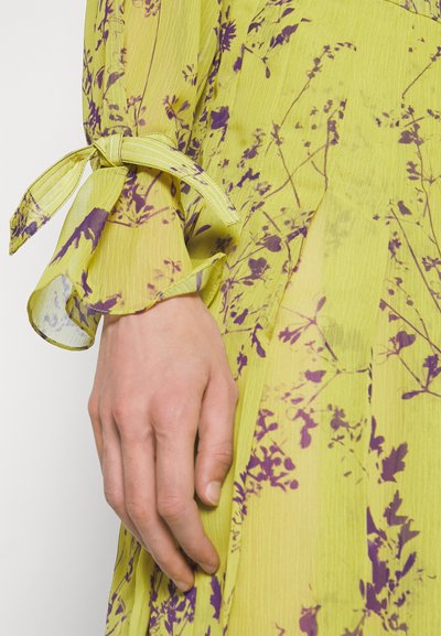 Victoria Beckham PLEATED TEA DRESS - Rochie cocktail/Rochie petrecere - yellow ochre/violet