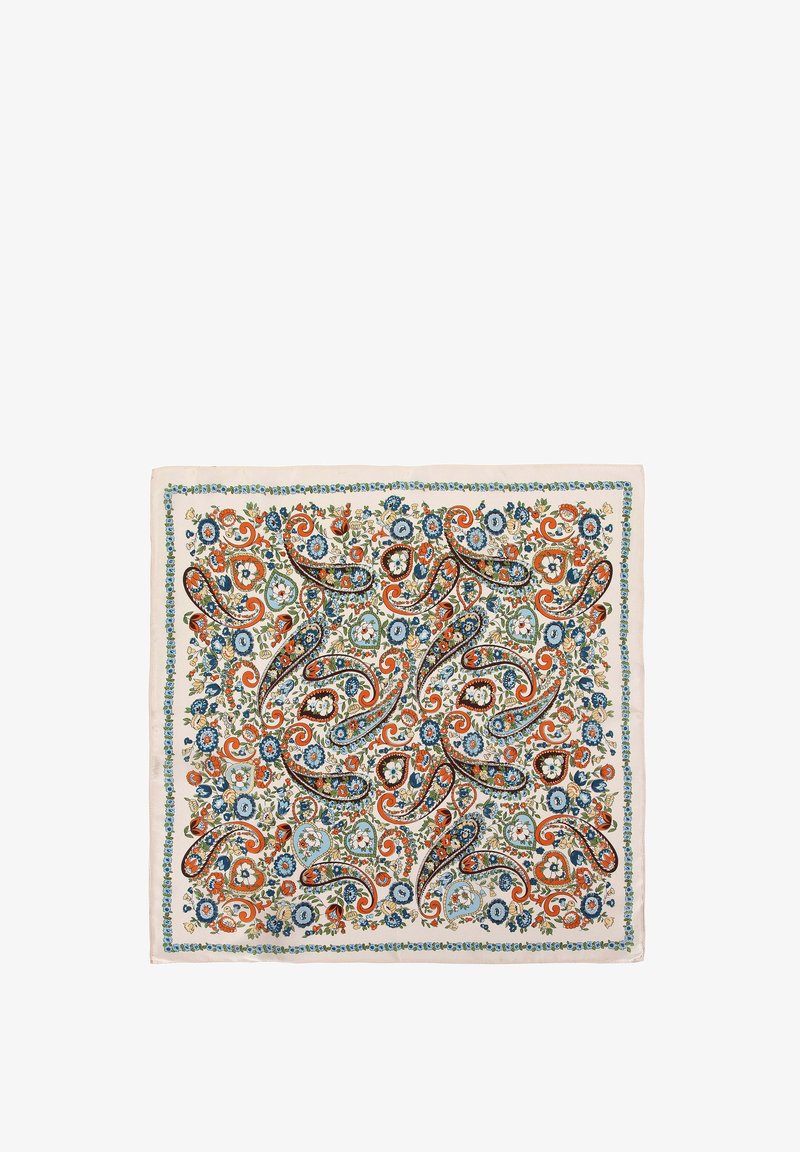 Zijden sjaal met een ingewikkeld paisleypatroon in oranje, blauw en groen op een crèmekleurige achtergrond, omzoomd met bloemaccenten.