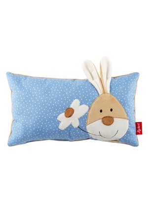 Cuscino rettangolare blu con pois bianchi, con un viso di coniglio sorridente con orecchie alte e un'applicazione a forma di fiore bianco.