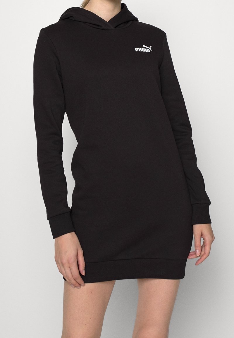Vestido sudadera negro de mezcla de algodón, con mangas largas, bolsillo tipo canguro en el frente y un logo blanco de Puma en el pecho. Textura suave.