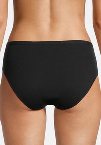 Slip da bagno neri con vita alta, superficie liscia e design semplice. Presentano una vita senza cuciture e copertura posteriore minimalista.